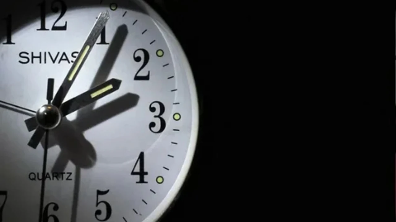 متى يبدأ تطبيق التوقيت الصيفي في العام الفين وستة وعشرين؟